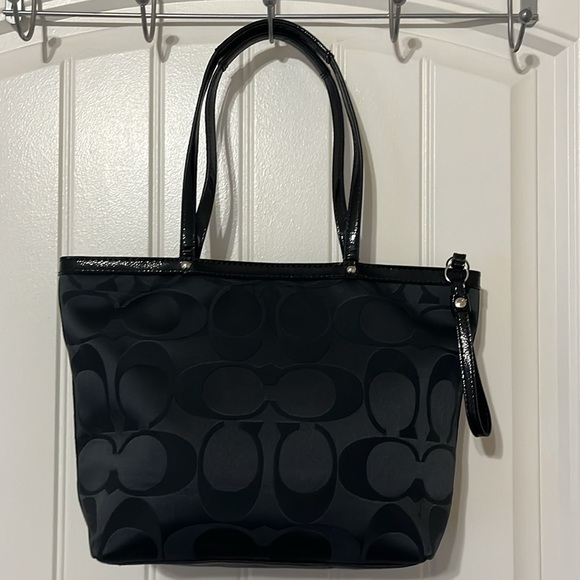 Coach Daisy Pop Optic Tote Bag
H1176 F17587 Black Signature
Appliqué - Picture 8 of 16